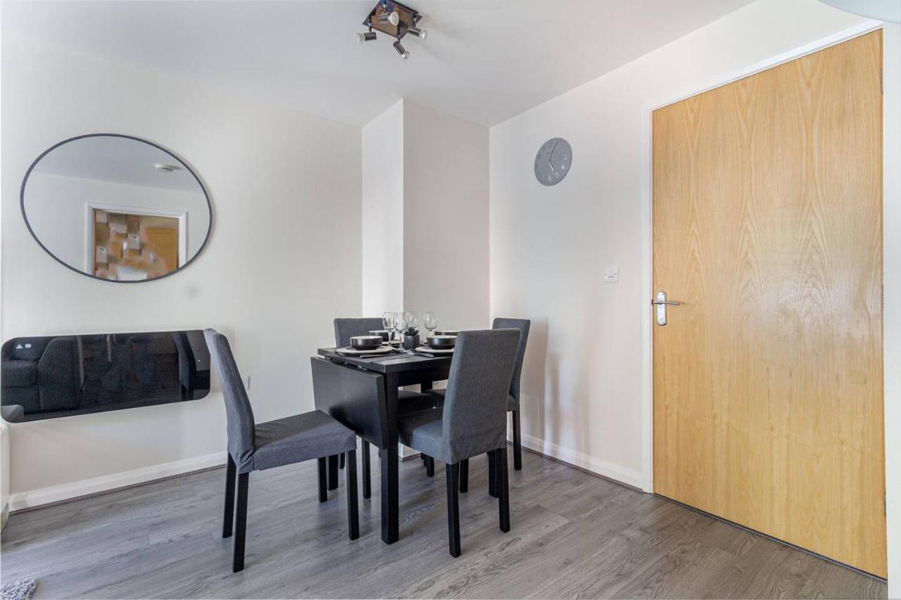 Lovely 2Bed Apt In Redditch, Free Wi-Fi & Parking מראה חיצוני תמונה